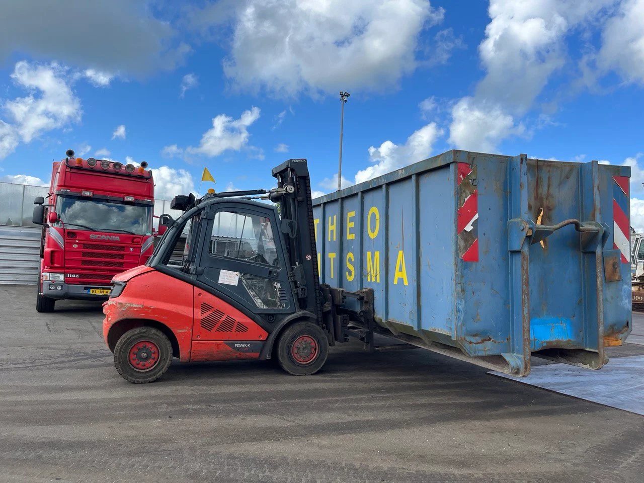 Heftruck zet een container van Reitsma klaar op het terrein