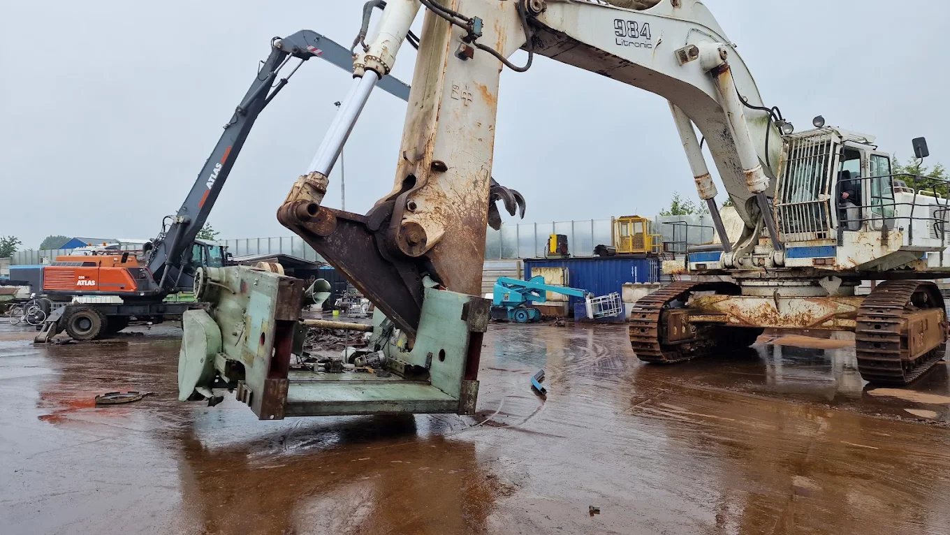 Machine wordt gedemonteerd met de kraan op het terrein