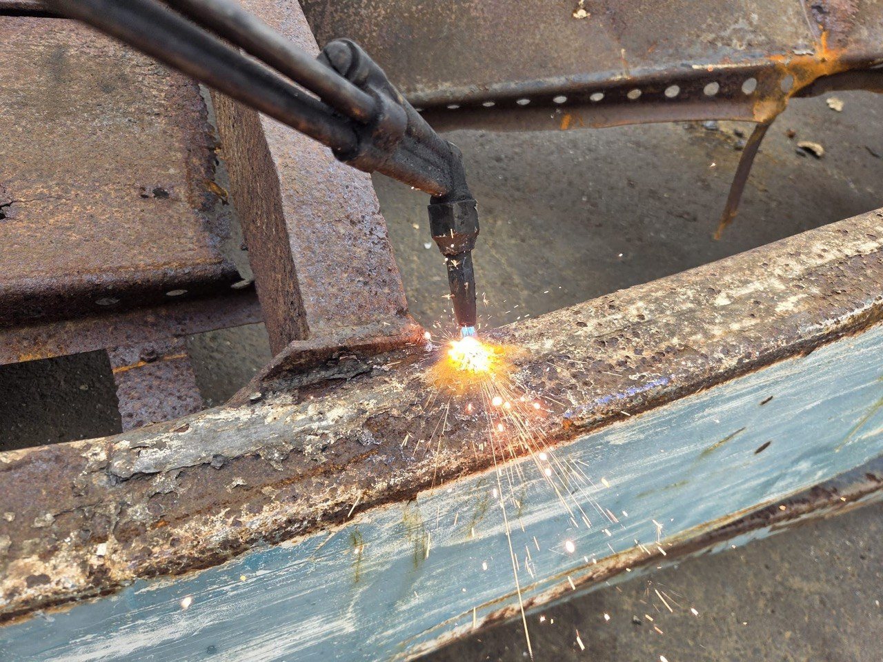 Snijbrander snijdt een staalconstructie los